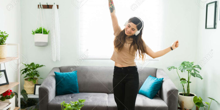 O que a psicologia diz sobre quem fica dançando sozinho em casa