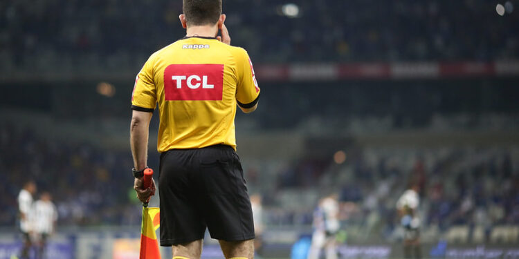 Se essa moda pega no Brasil: segunda maior liga do mundo cria sistema de rebaixamento para árbitros