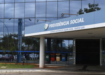 INSS notifica aposentados sobre novo desconto de até 30%