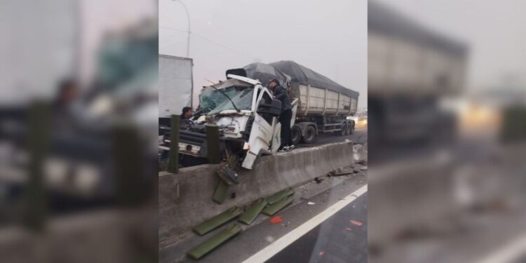 Urgente: engavetamento tranca o trânsito numa das principais rodovias do país