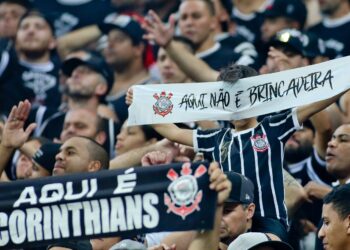 Jogadores do Corinthians são flagrados em festa antes de partida importante e clima pega fogo