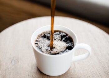 Nem açúcar, nem adoçante: saiba o que brasileiros estão amando colocar no café