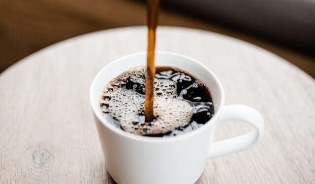 Nem açúcar, nem adoçante: saiba o que brasileiros estão amando colocar no café
