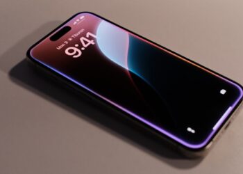 Novo celular de R$ 2.499 promete resistência militar e bateria que dura quase dois dias