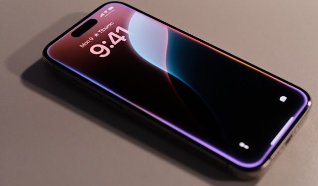 Novo celular de R$ 2.499 promete resistência militar e bateria que dura quase dois dias