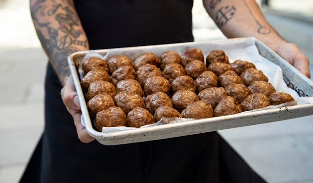 Essa receita de bolinho de carne recheado é perfeita para quem ama comida de boteco