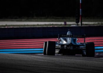 Brasileira começa a dar os primeiros passos na Fórmula 1 pela Red Bull