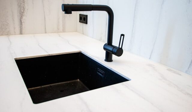 Por que é importante deixar um copo e folhas de papel na pia quando sai de férias?