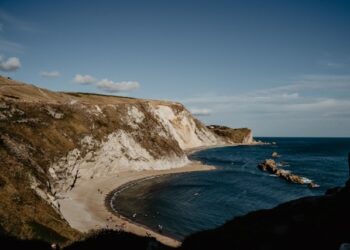 Praia a 90 minutos de Londres conquista brasileiros que querem lembrar do Brasil