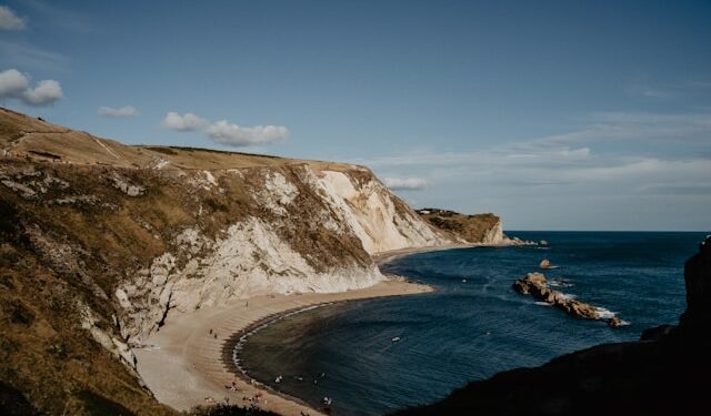 Praia a 90 minutos de Londres conquista brasileiros que querem lembrar do Brasil