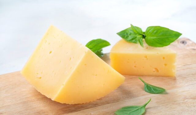 O queijo vai permanecer fresco e saboroso por mais tempo se guardado com 1 item de cozinha