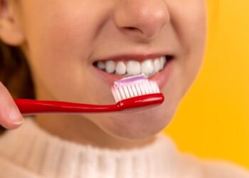 O que acontece quando você não escova os dentes ao acordar, segundo dentistas