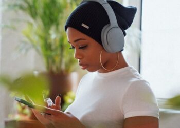 O que significa quando uma pessoa sempre usa fone de ouvido, segundo a psicologia