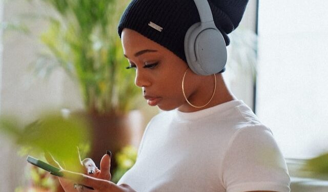 O que significa quando uma pessoa sempre usa fone de ouvido, segundo a psicologia