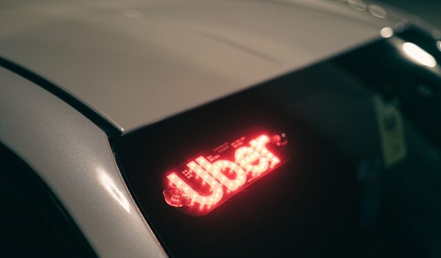 Ex-BBB usa carro que ganhou no programa da Globo para trabalhar no Uber