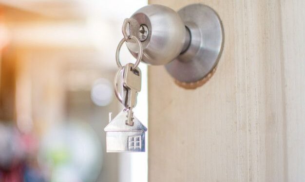 Especialista explica por que é melhor deixar uma chave na porta durante a noite