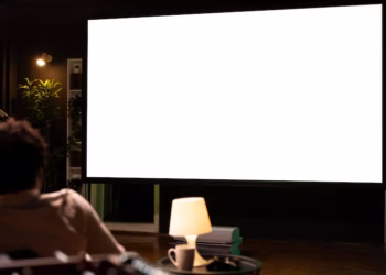 Xiaomi lança projetor capaz de substituir uma TV de até 120 polegadas