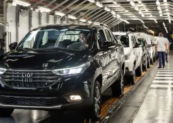 Montadora gigantesca de veículos acumula prejuízo de 2,3 bilhões de euros só em 2025