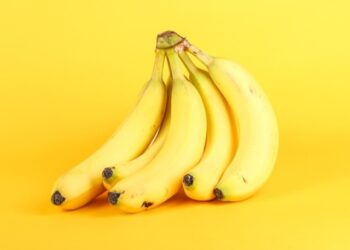 Jeitinho brasileiro para armazenar bananas faz elas durarem bem mais tempo maduras