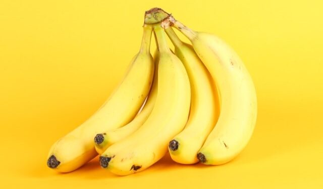 Jeitinho brasileiro para armazenar bananas faz elas durarem bem mais tempo maduras