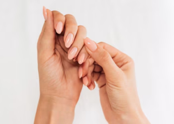 O que significa quando aparecem listras nas unhas