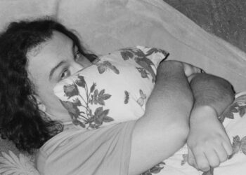 O que significa quando uma pessoa só dorme abraçando o travesseiro, segundo a psicologia