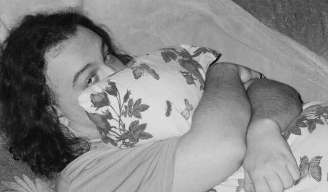 O que significa quando uma pessoa só dorme abraçando o travesseiro, segundo a psicologia