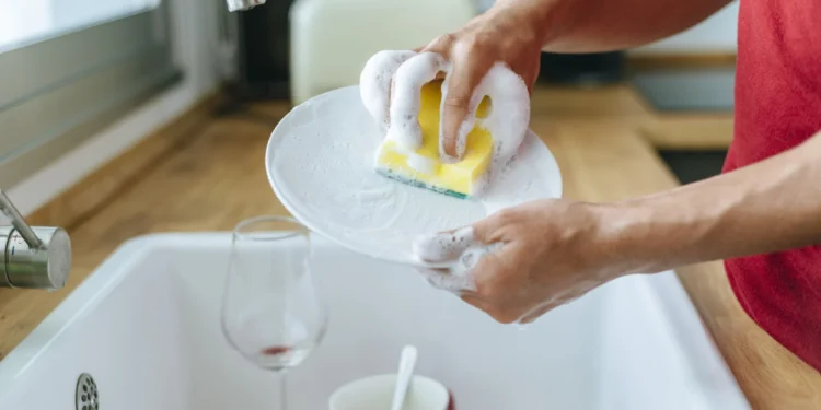 Você pode estar cometendo um erro ao não cortar um pedaço da esponja de lavar louças