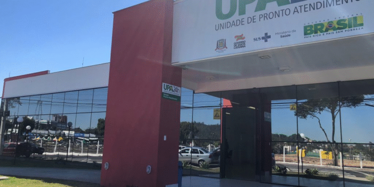 Prefeito que era catador de lixo é flagrado esperando atendimento em fila de UPA