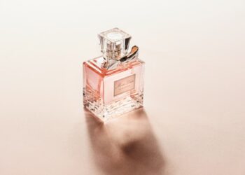 Segredo das famosas para fazer o perfume durar o dia todo é revelado