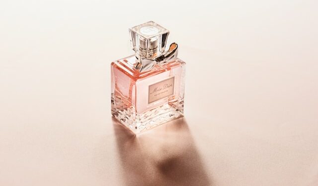 Segredo das famosas para fazer o perfume durar o dia todo é revelado