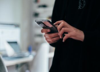 Devo me preocupar quando atendo o telefone e ninguém diz nada?
