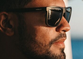 O que significa quando uma pessoa usa muito óculos escuros, segundo a psicologia