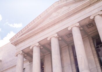 Governo está cortando mesmo a aposentadoria pela metade? Checamos