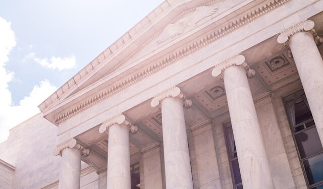 Governo está cortando mesmo a aposentadoria pela metade? Checamos