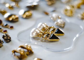 Acessórios que já foram considerados vintage estão voltando como tendência no inverno 2025