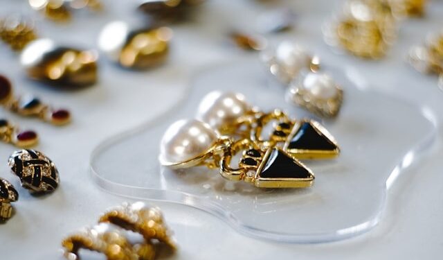 Acessórios que já foram considerados vintage estão voltando como tendência no inverno 2025