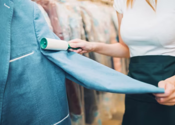 Truque caseiro com apenas 1 ingrediente faz as roupas saírem da máquina sem pelinhos