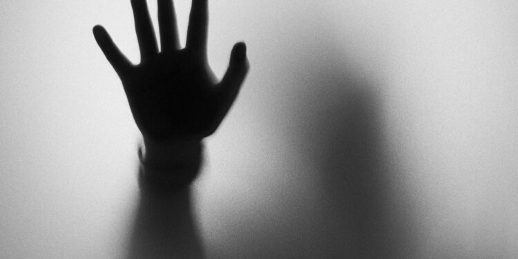 Novo golpe da mão fantasma vem deixando pessoas assustadas no Brasil