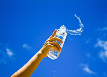 Por que especialistas estão recomendando não comprar garrafinhas de água?