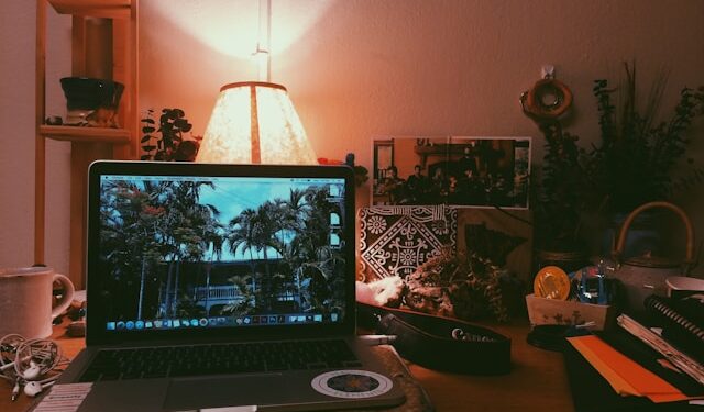 O que a psicologia diz sobre quem fica recusando convites para sair de casa