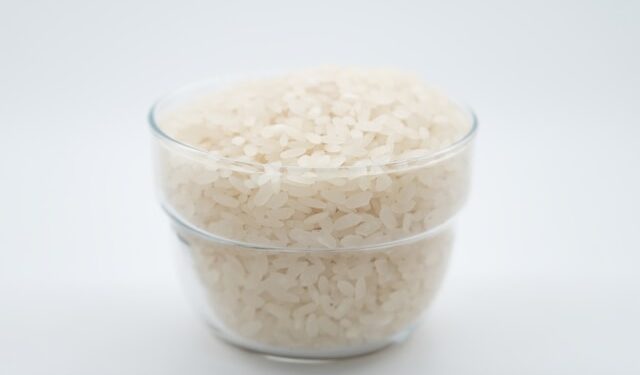 Mitos e verdades sobre lavar o arroz antes de cozinhar