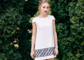 Blusas que marcaram os anos 2000 estão aparecendo de novo em 2025