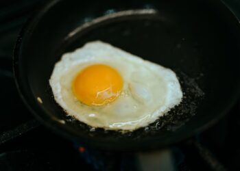 Nem óleo, nem manteiga: ingrediente simples é considerado o melhor para fritar ovos