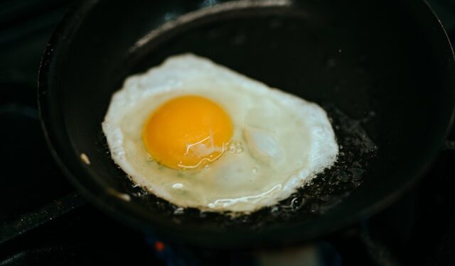 Nem óleo, nem manteiga: ingrediente simples é considerado o melhor para fritar ovos