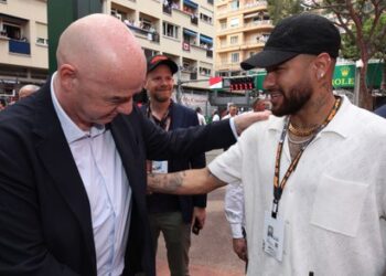 Enquanto Neymar ganha R$ 4,1 milhões por mês, salário do presidente da FIFA é de cair da cadeira