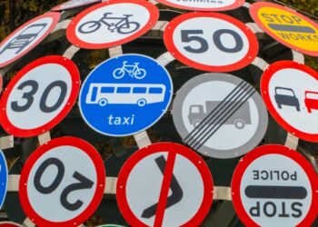 Nova placa de trânsito com o número 5 no meio está pegando motoristas desprevenidos