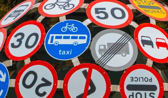 Nova placa de trânsito com o número 5 no meio está pegando motoristas desprevenidos