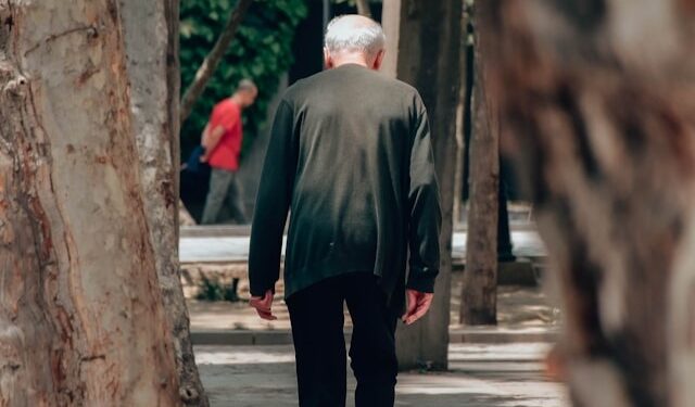 Cuidado! Fotos com idosos na rua pode ser golpe