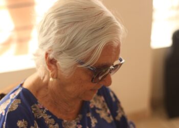 Saiba por que os cabelos ficam brancos e como prevenir a mudança na coloração